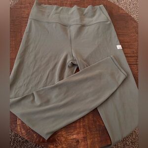 Green full-length Vuori leggings (medium)